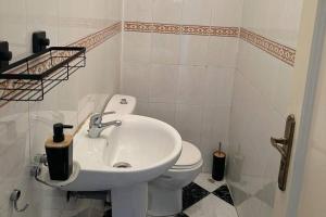 丹吉尔Beautiful Sea View Apartment in Tangier的浴室配有白色水槽和卫生间。