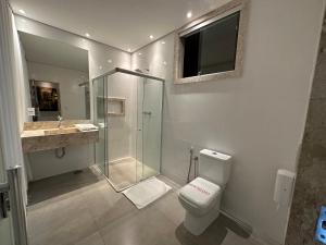 贝洛奥里藏特Motel Orion - Belo Horizonte的带淋浴、卫生间和盥洗盆的浴室