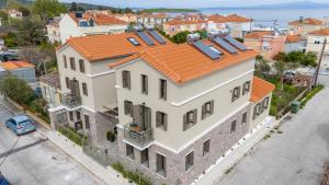 米蒂利尼Akti Vigla Apartments的享有一座带橙色屋顶的建筑的空中景致
