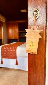 费尔南多 - 迪诺罗尼亚干石酒店的木门,上面有一星星,旁边是一张床