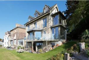 布里斯托Captivating 7-Bed House in Bristol的草坪上带玻璃窗的大型石屋