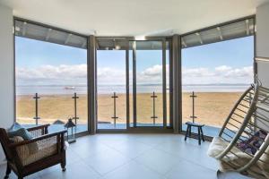 布里斯托Captivating 7-Bed House in Bristol的一间享有海滩美景的客厅