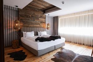 坎普朗莫道尼斯HANUL BUCOVINEI的一间卧室配有一张大床和两个黑色枕头