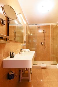 奥莱焦Hotel Villa Delle Rose - Malpensa的一间带水槽和淋浴的浴室