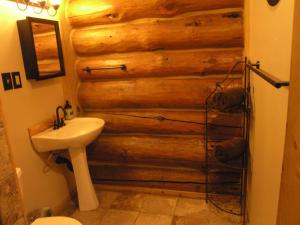 博尔德博尔德牧场山区旅馆的浴室设有木墙