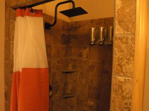 博尔德博尔德牧场山区旅馆的浴室内配有淋浴帘。