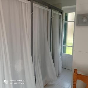 Urzainqui阿尔特辟旅舍的窗户房间里一排白色窗帘