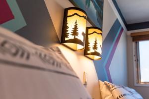 贾斯珀阿斯托利亚酒店的卧室的墙上设有两盏灯。