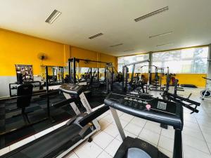 马林加Apartamento Wifi Smart - CID517A的一间健身房,里面配有数台跑步机和机器