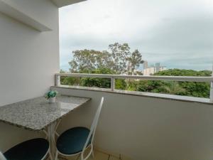 马林加Apartamento Wifi Smart - CID517A的设有一个配有桌椅并享有美景的阳台。