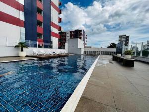 马林加Apartamento Wifi Smart - CID517A的建筑物屋顶上的游泳池