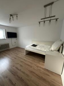 加格瑙MELLoWY Monteure, TV, Küche, Bad的白色的客房配有床和平面电视。