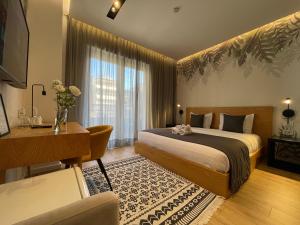 地拉那Retreat Apartments的配有一张床和一张书桌的酒店客房