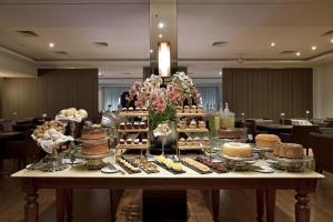 里贝朗普雷托勃朗峰尊贵酒店的一张桌子,上面放着蛋糕和其他甜点