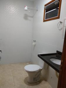 皮乌马Casa Temporada Monte H Piuma.的一间带卫生间和水槽的浴室