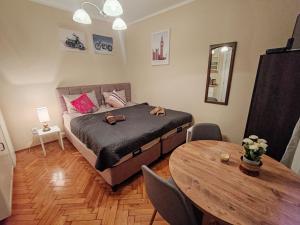 贝尔格莱德Apartman Vuk的一间卧室配有一张床和一张桌子