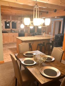 康宁Big Bear Cabin的餐桌、椅子和厨房