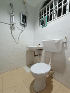 淡文Tambun Sunway Homestay的一间带卫生间和水槽的浴室