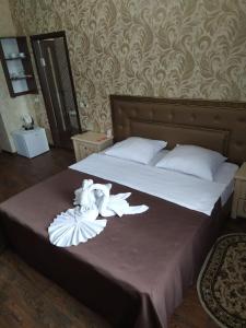 乌曼岛Uman Hotel的床上有两条白色毛巾