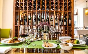卡尔达斯达费尔盖拉达斯卡尔达斯达菲尔古拉大酒店的一张桌子,上面放有食物和葡萄酒瓶