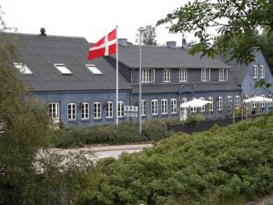 Nørre Vissing北辛库洛酒店的悬挂在建筑物前的吊旗