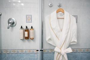 罗马Morin 10 Rome Exclusive Suites的浴室里挂在淋浴间的毛巾