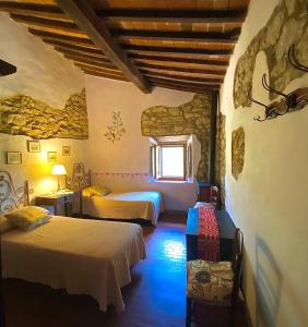 MontieriBorgo Petraio的一间卧室设有两张床和窗户。