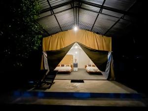 索拉哈Glampin By Tharu Garden的夜间帐篷内有两张床