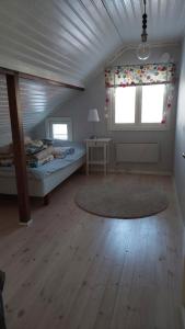 Yö Vaahteramäellä的一间卧室设有一张床和一个窗口