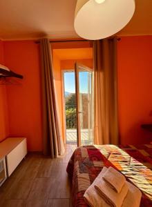 ZagaroloLA TERRAZZA SU ROMA的一间卧室拥有橙色的墙壁、一张床和窗户