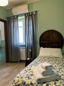 ZagaroloLA TERRAZZA SU ROMA的一间卧室配有带毛巾的床