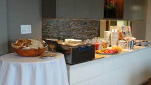 伊登哈弗威汽车旅馆的配有微波炉和一碗食物的柜台