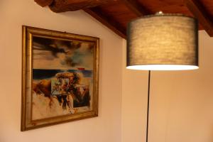 CasinalboSuite Carlo - Modena的墙上的一盏灯和一张画作