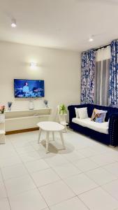 蒙巴萨The Pontoons Nyali A103的带沙发和电视的客厅