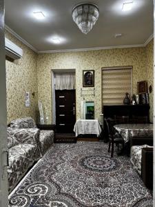 撒马尔罕4х комнатная квартира Дом的带沙发和钢琴的客厅