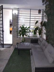 瓜达拉哈拉Casa Orquídea的客厅位于门前,配有沙发