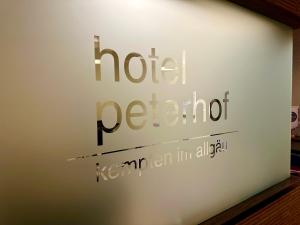 肯普滕Hotel Peterhof - urban lifestyle Kempten的上面写着记号字的标志