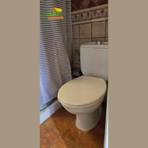 波多·纳奥斯Apartamento Sol y Playa Puerto Naos的浴室设有白色卫生间和浴帘