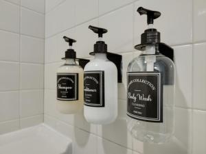蒂拉穆克Shoreline Solace: Ocean View Townhouse Tillamook的浴室里放着三瓶肥皂