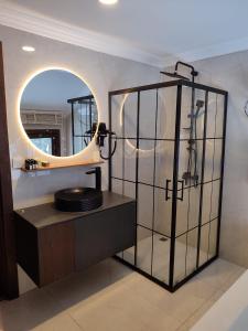 乌鲁达Karinna Orman Koskleri的一间带水槽和镜子的浴室