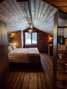 乌鲁达Karinna Orman Koskleri的木天花板的客房内的一张床位
