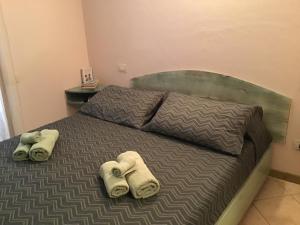 维拉西米乌斯Ohana Blue House的一间卧室配有带毛巾的床