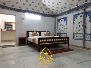 山姆Jaisalmer Unique Desert Camp的一间卧室配有蓝色和白色的墙壁。