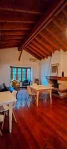 门多萨Tanino Home Suites的客厅配有桌子和钢琴