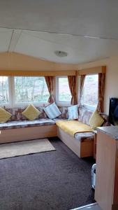 牛顿斯图尔特Loch Heron View的带两张床和两个窗户的房间