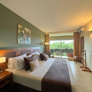 伊瓜苏港若爱查斯日欧诺酒店的一间带大床的卧室和一个阳台