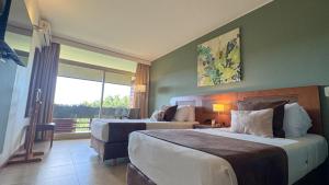 伊瓜苏港若爱查斯日欧诺酒店的酒店客房设有两张床和窗户。
