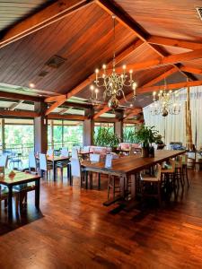 伊瓜苏港若爱查斯日欧诺酒店的大型用餐室配有木桌和椅子