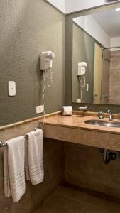 伊瓜苏港若爱查斯日欧诺酒店的浴室配有盥洗盆、镜子和毛巾