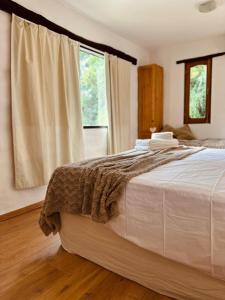 梅洛ASM APART VII的一间卧室配有一张带棕色毯子的大床